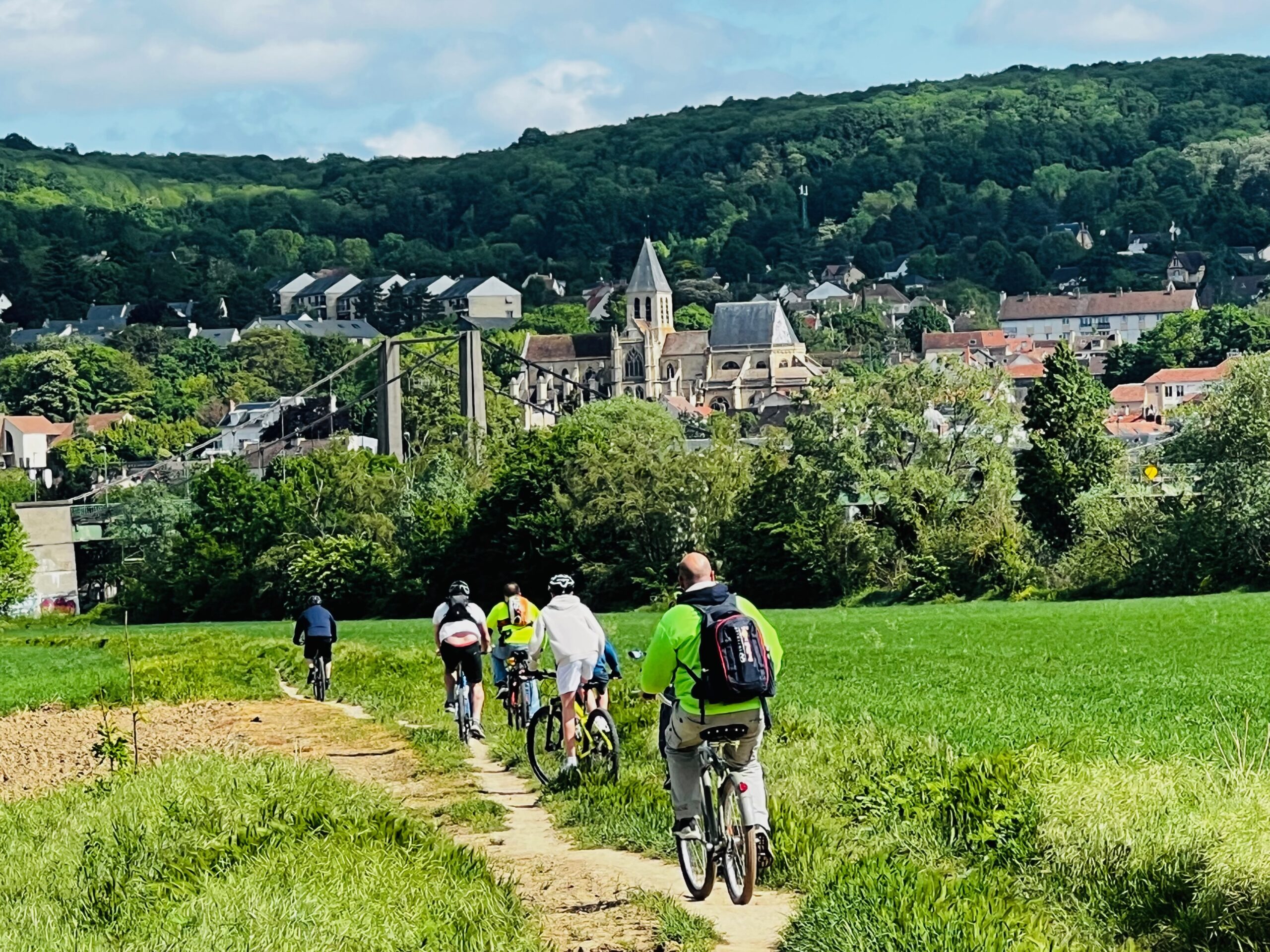 Les participants de la promenade à vélo du 4 mai 2025, sur un chemin en bord de Seine